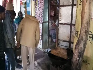 दुकान का ताला तोड़ चुराई सामग्री को बेचता हुआ पकड़ा
