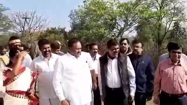 forest minister asks boy to unbuckle his slippers