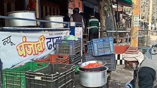 Moradabad: पुलिस के सामने दबंग होटल मालिक को पीटते रहे, पूरा मामला सीसीटीवी में कैद