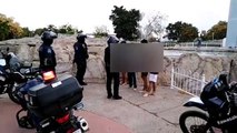 Policías sacan a jóvenes de las fuentes del Asta Bandera
