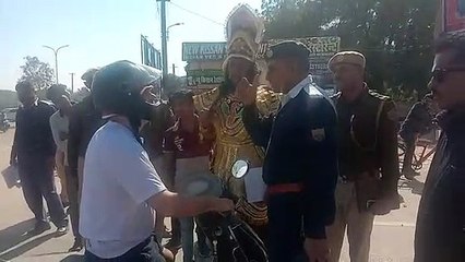 पुलिस ने अनूठे अंदाज में सुरक्षित यातायात की सीख दी