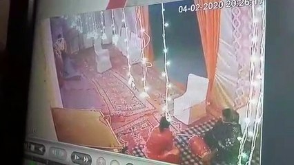 शादी के लेडीज संगीत के दौरान घर में घुसे चोर पर टूट पड़ी महिलाएं, देखें वीडियो-