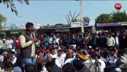 बेटी के न्याय के लिए थाने के बाहर बैठे सैकड़ों लोग