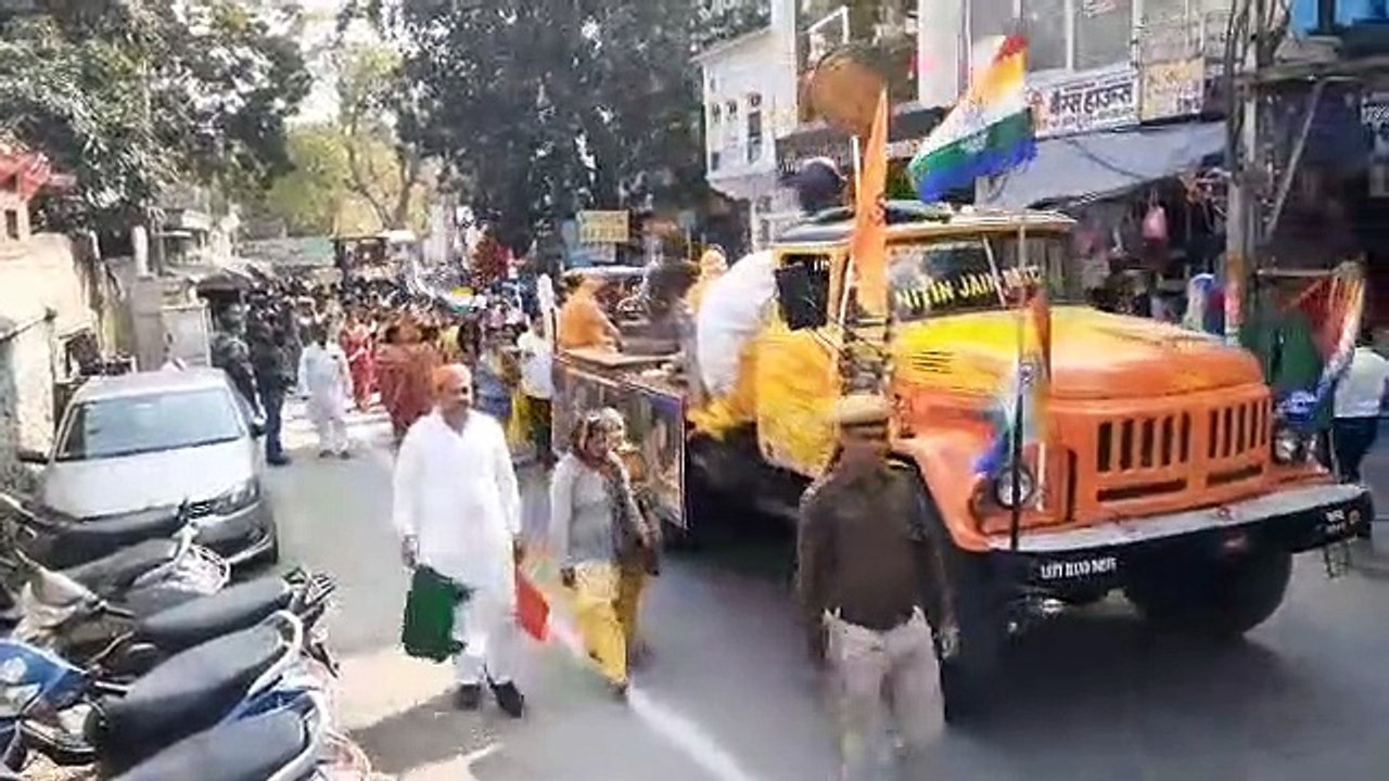अजमेर चूड़ी बाजार से निकलती जैन समाज की शोभा यात्रा