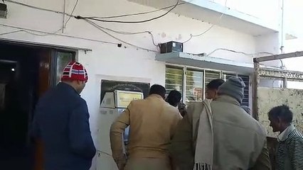 को एटीएम मशीन में 5 लाख रूपये का कैश भरा था, जिसके बाद कुछ लोगो ने कैश निकाला