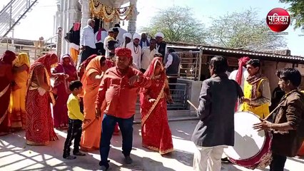 VIDEO : जयकारों के साथ मंदिर के शिखर पर चढ़ाई ध्वजा