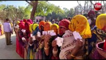 बुजुर्ग व दिव्यांग मतदाता उत्साह से चुन रहे गांव की सरकार