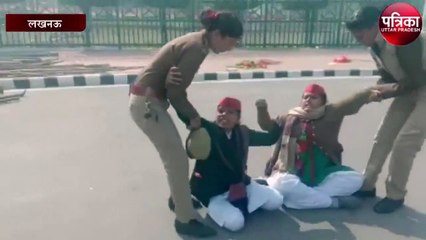 विधानसभा के  सामने गृहमंत्री का पुतला फूंका