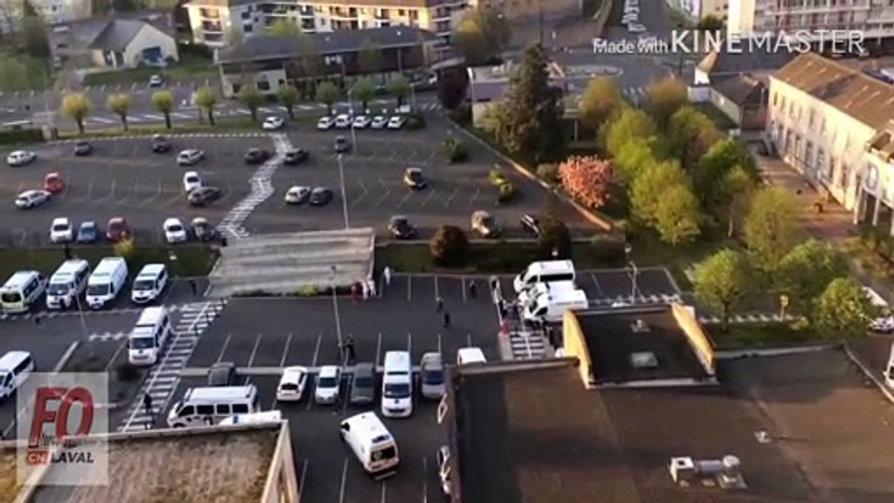 Les ambulanciers mayennais encouragent et remercient les personnels soignants de l'hôpital de Laval. Crédit : FO CH Laval.