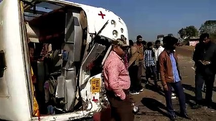 मरीजों की बस को कंटेनर ने मारी टक्कर, 35 घायल,एक की मौत