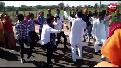 बैलगाड़ी पर बारात लेकर दुल्हनियां लेने निकला दूल्हा