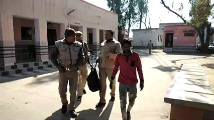 आरोपी को पकड़ लिया। शोर सुनकर आसपास