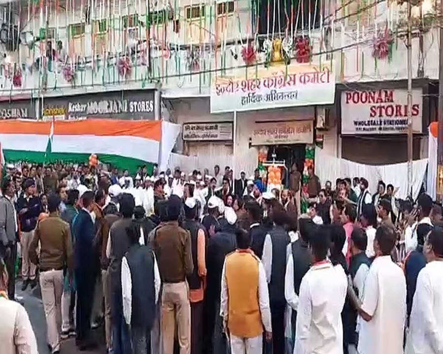 मुख्यमंत्री के ध्वजारोहण से पहले भिड़े कांग्रेस...