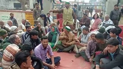 विद्यालय के बाहर किसानों का धरना जारी