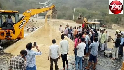 जयपुर में चूरमा प्रसादी पिसने में थ्रेसर और मिलाने में लगाई जेसीबी