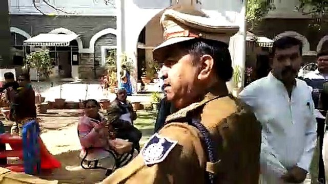 कंट्रोल रूम में पूरे परिवार ने की आत्मदाह की कोशिश, पुलिस से झूमाझटकी, छीना केरोसिन और जहर