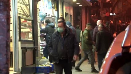 Sokağa çıkma yasağını duyan vatandaşlar market ve fırınların önüne akın etti