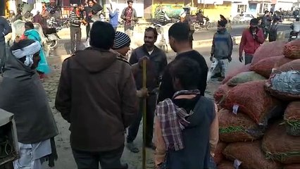 अनियंत्रित होकर पलटा ट्रक