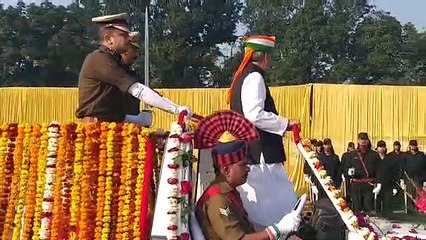 खुली जीप में सवार होकर मंत्री ने ली परेड की सलामी
