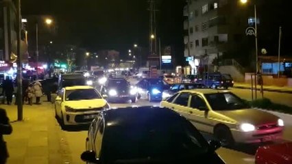Sokağa çıkma yasağı kararının ardından market ve fırın önlerinde uzun kuyruk oluştu (1)