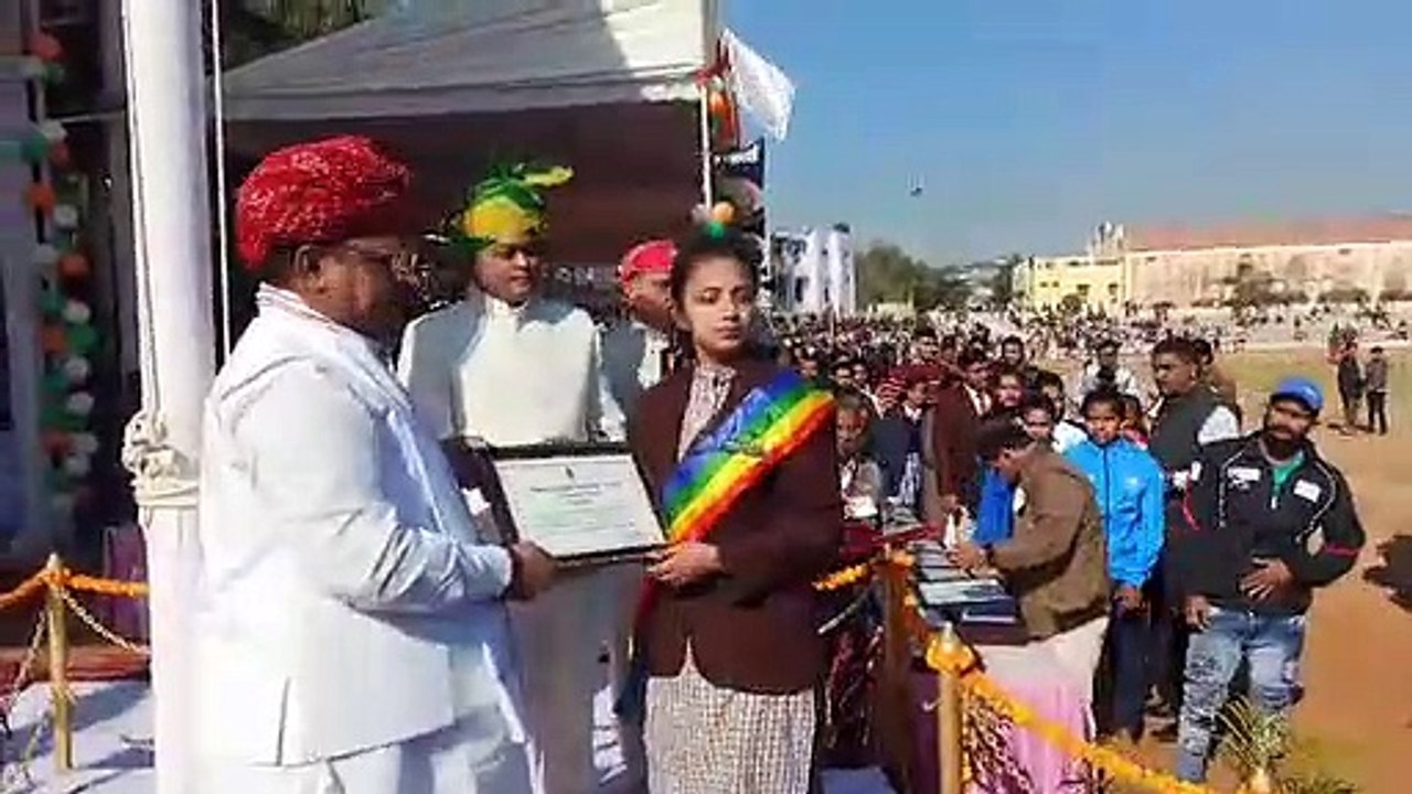 Republic day: गणतंत्र दिवस पर उत्कृष्ट कार्य के लिए इनका हुआ सम्मान देखिए वीडियो