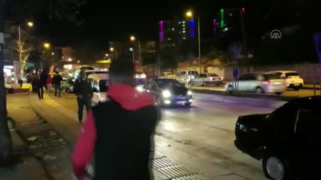 Sokağa çıkma yasağı kararının ardından market ve fırın önlerinde uzun kuyruk oluştu (2)