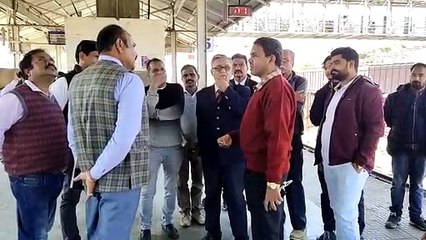सीनियर डीसीएम को स्टेशन पर हर जगह आई गंदगी नजर, लगाई फटकार, दिए निर्देश