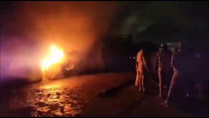 बवाल के बाद ग्रामीणों ने दो ट्रकों में लगायी आग