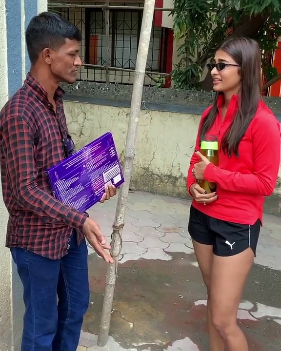 बेहद अनोखा है पूजा हेगडे का यह फैन, यकीन नहीं तो खुद देखें वीडियो