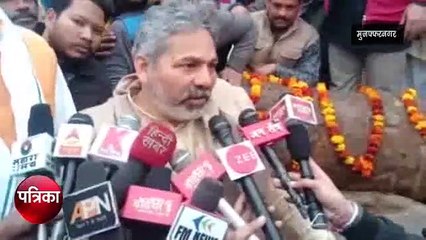 Muzaffarnagar: खेत में किसान को मिली 60 कुंतल की तोप- देखें Video