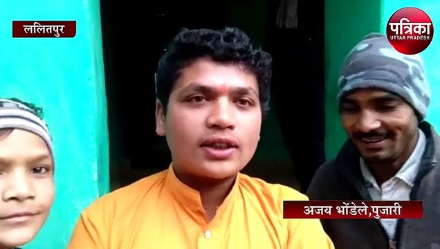 नीम के पेड़ से अचानक निकलने लगा दूध, श्रद्धालुओं का लगा जमावड़ा