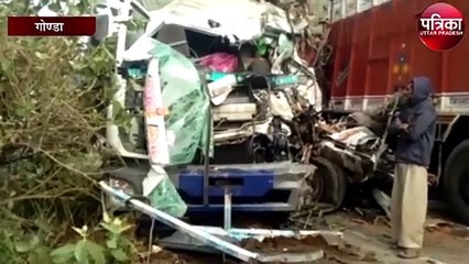 भीषण सड़क हादसे में एक खलासी की मौत, दर्जनों यात्री घायल