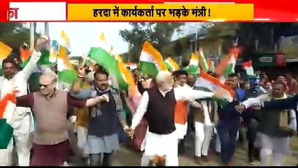 अफसरों के बचाव में उतरी सरकार