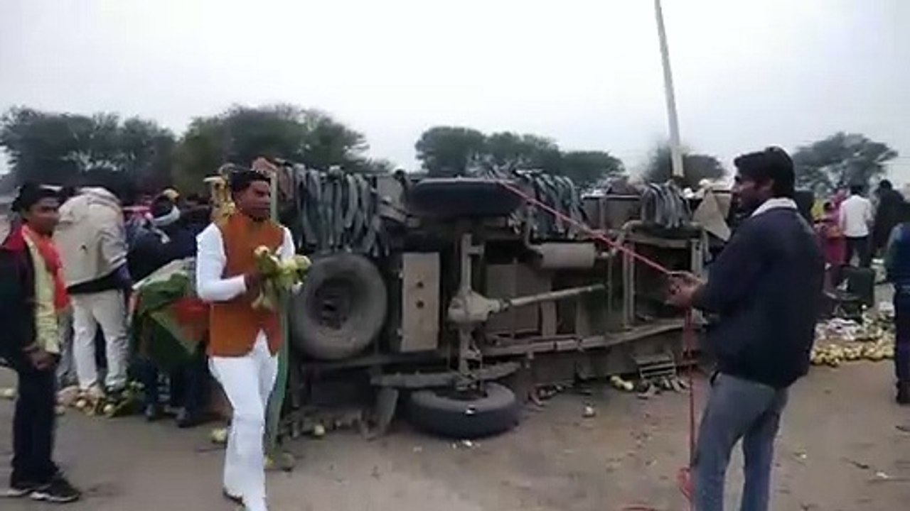 अमरूदो से भरी पिकअप पिकअप पलटी, चालक चोटिल