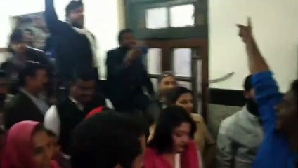 उदयपुर में हंगामा : कटारिया के सामने ​कांग्रेसी बोले तालियां ही बजानी थी तो हमे क्यों बुलाया!