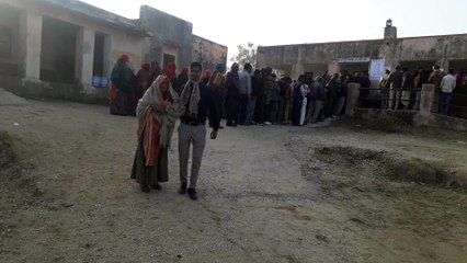 सर्दी के बावजूद मतदान केन्द्रों पर रौनक