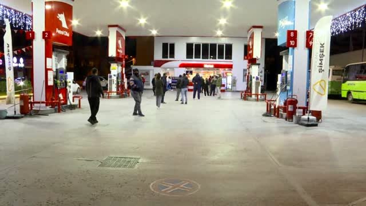 Sokağa çıkma yasağı öncesinde yoğunluk yaşandı