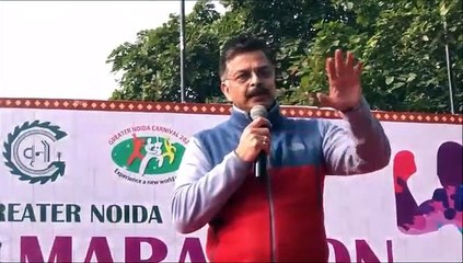 ग्रेटर नोएडा कार्निवलः पुलिस कमिश्नर आलोक सिंह ने झंडी दिखाकर की मिनी मैराथन की शुरुआत