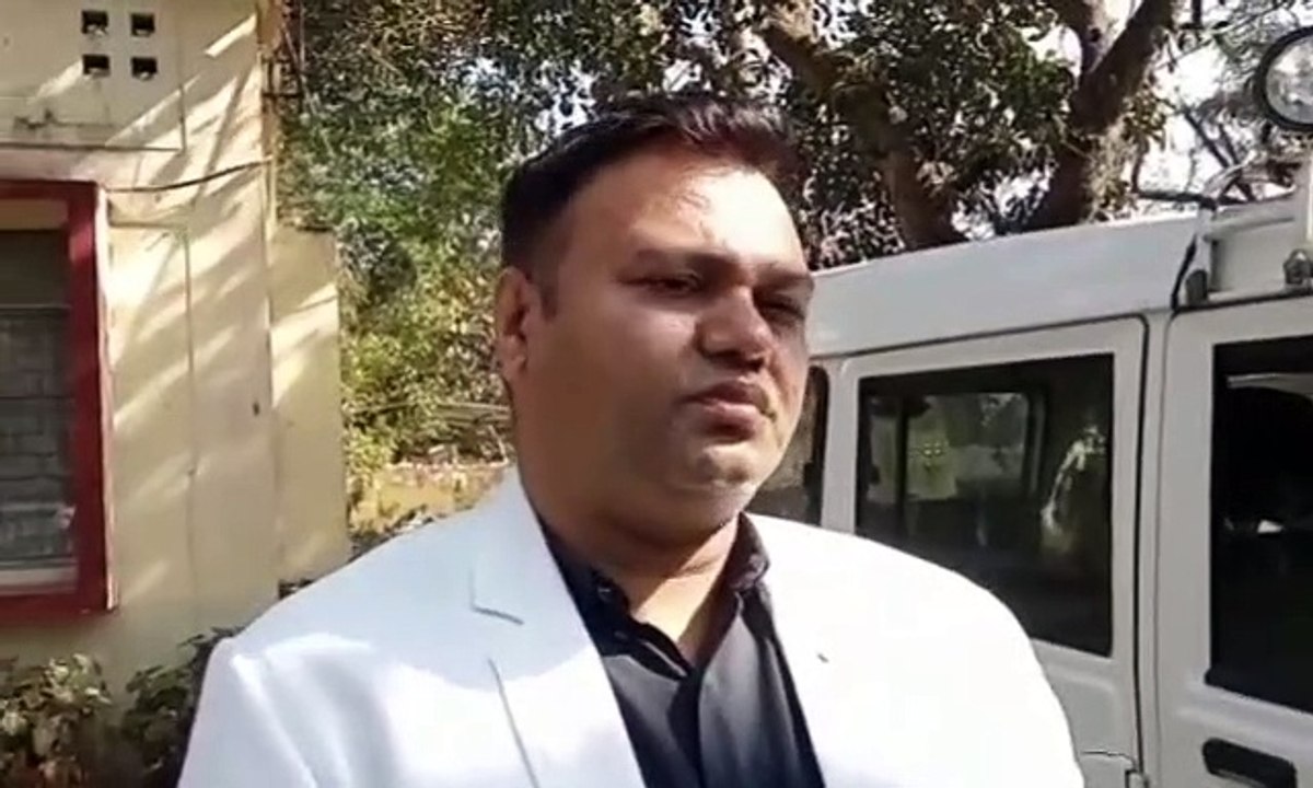 थाने में पी रहा था सिगरेट, वीडियो वायरल हुआ तो...