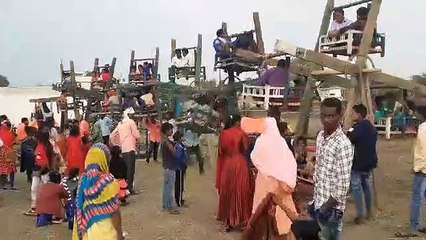 Video Story:  रहट और आकाश झूले का आनंद उठा रहे लोग