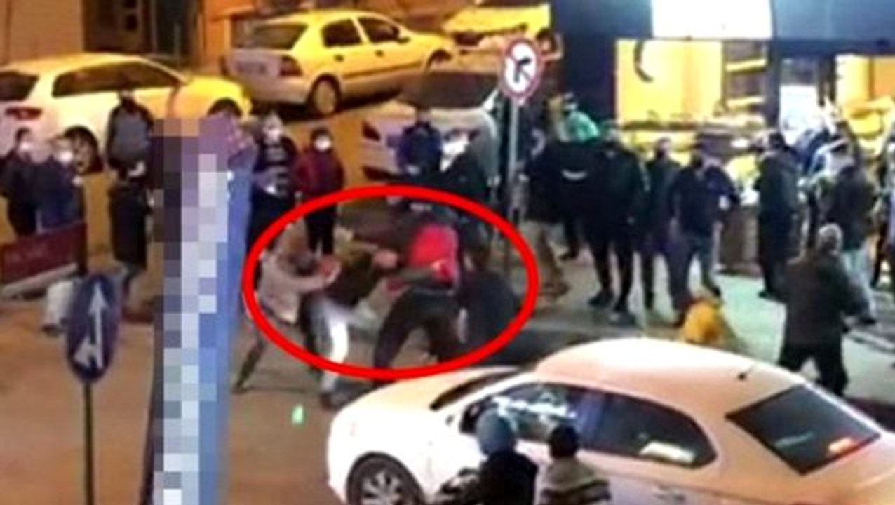 Fırın kuyruğundaki vatandaşlar, sıra kavgası yüzünden tekme tokat birbirlerine girdi