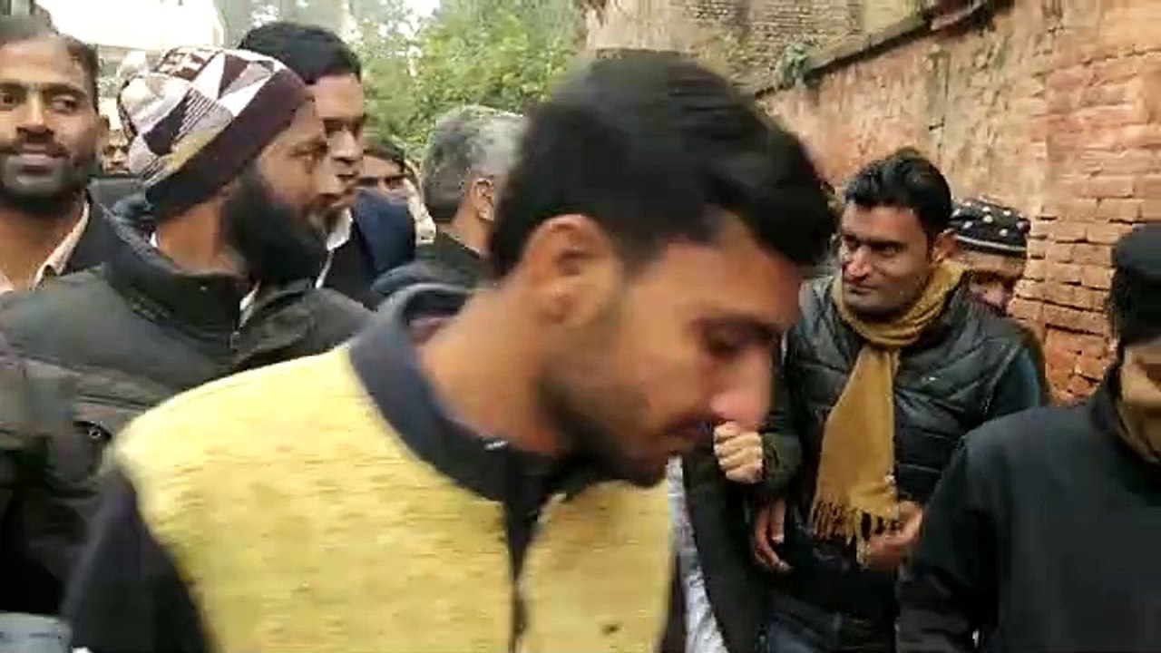 लाखों की धोखाधड़ी के केस में कोर्ट में पेश हुए...