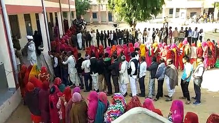 मतदाताओं में उत्साह, सुबह से लगी लम्बी कतारें