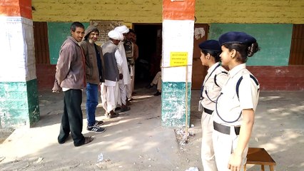 लगी कतारें, युवाओं में जोश, महिलाओं में खुशी