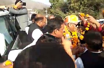 मंत्रीजी का काफिला रुकवाया और मांगा अंडरपास