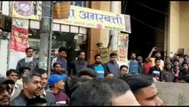 वीडियो में देखे कांग्रेस पार्षद ने दिखाई दबंगई, घुमाया हथौड़ा