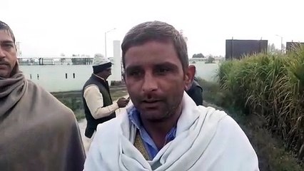 अनियंत्रित कार खाई में गिरी, लोगों ने घायल को पहुंचाया अस्पताल, देखें वीडियो