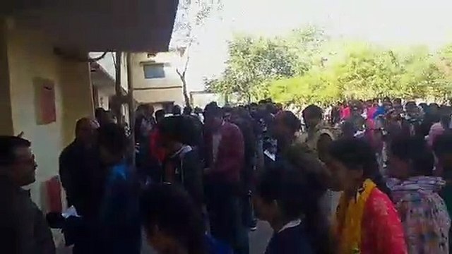 MP PSC 2020: केंद्रों पर नहीं पहुंचे लिखित आदेश- स्वेटर, जूते, चप्पल, मफलर सब उतरवाए