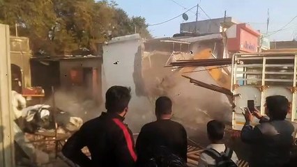 VIDEO माफिया के खिलाफ अभियान के बाद रतलाम में भाजपा उपाध्यक्ष ने तोड़ दिया अपना अतिक्रमण