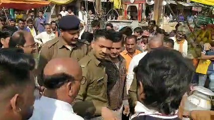 गाय के मुंह से पन्नी निकाल रहे ठेेले वाले को नपाकर्मी ने पीटा तो कपड़े खोल रोड पर बैठा, गालियां द